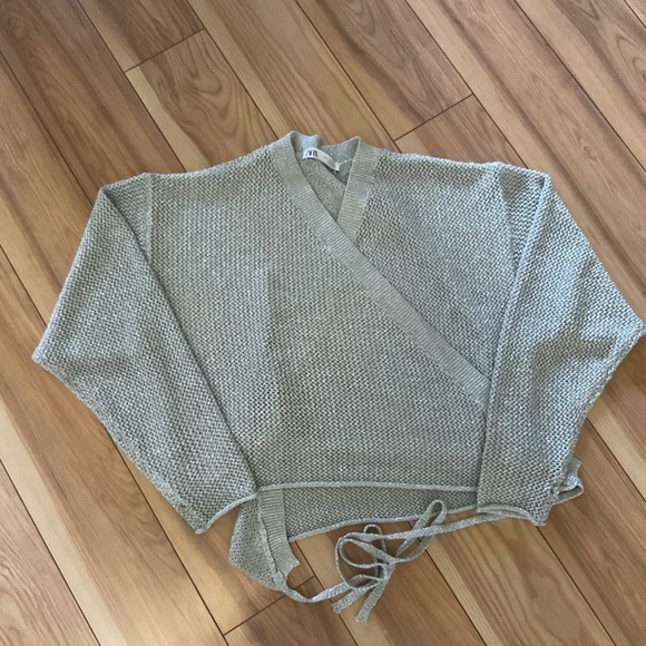 NWOT. Zara Knit wrap cardigan with metallic thread. Size Medium - Picture 2 of 3